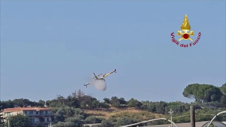 Fiamme nella periferia di Crotone, in azione due canadair