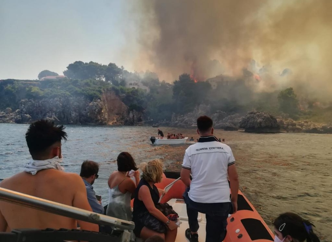 Incendio a Scopello, evacuato il borgo. Appello del sindaco di Castellammare: “Evitare gli spostamenti”