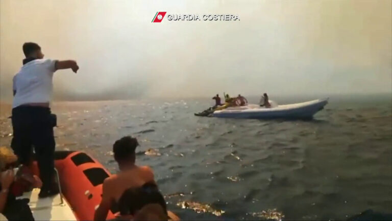 Incendio a Scopello, le immagini del rocambolesco salvataggio via mare. VIDEO