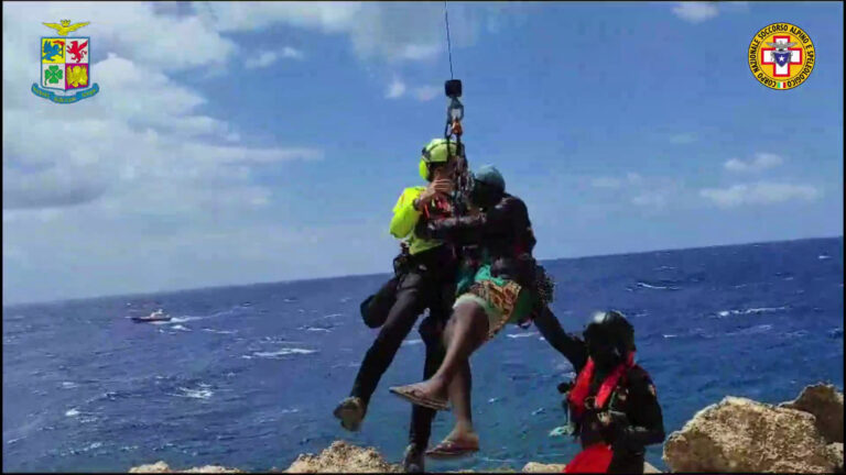 Migranti bloccati sugli scogli a Lampedusa, le immagini dei soccorsi