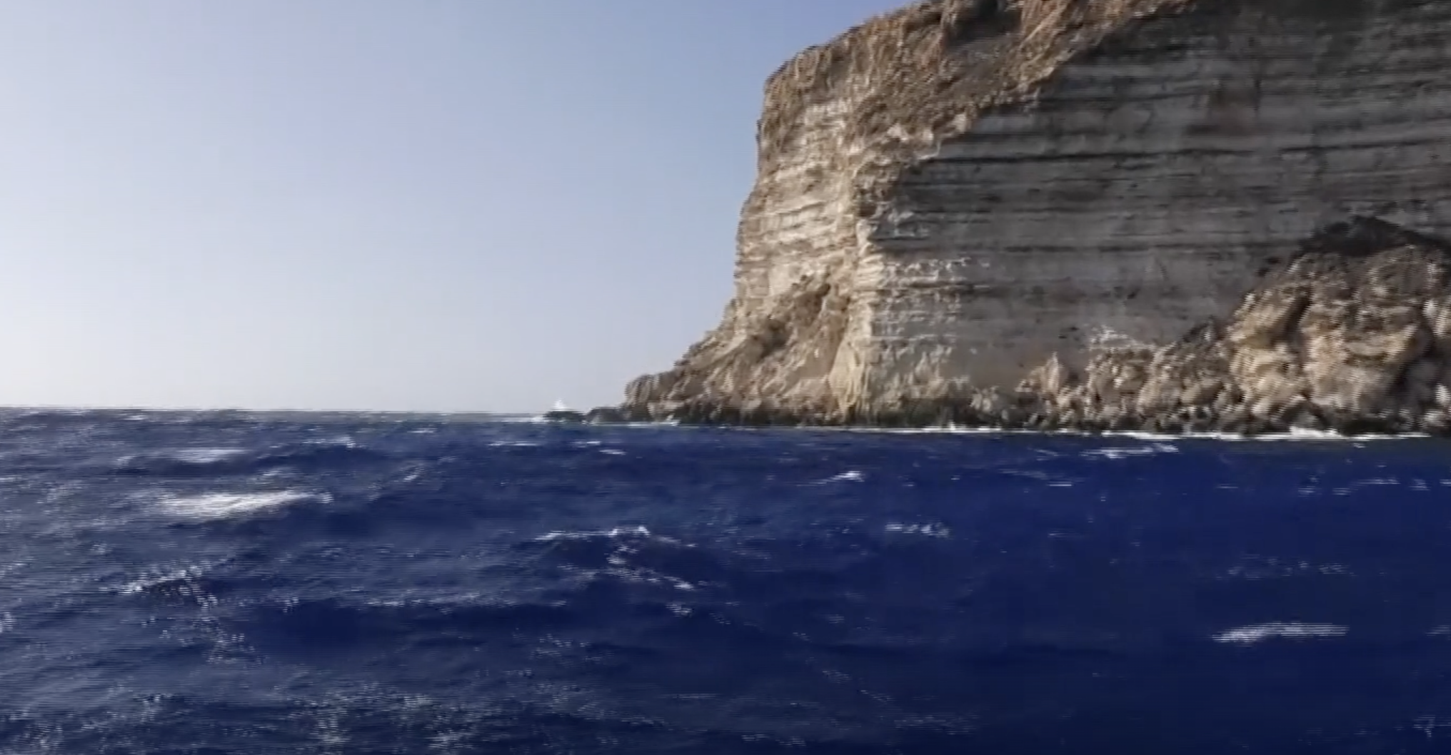 A Lampedusa naufraghi sugli scogli, i soccorsi faticano a raggiungerli