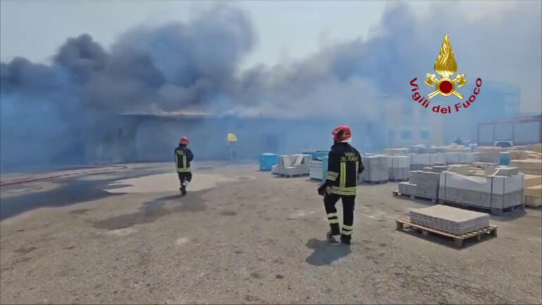 Deposito in fiamme nel crotonese, le immagini