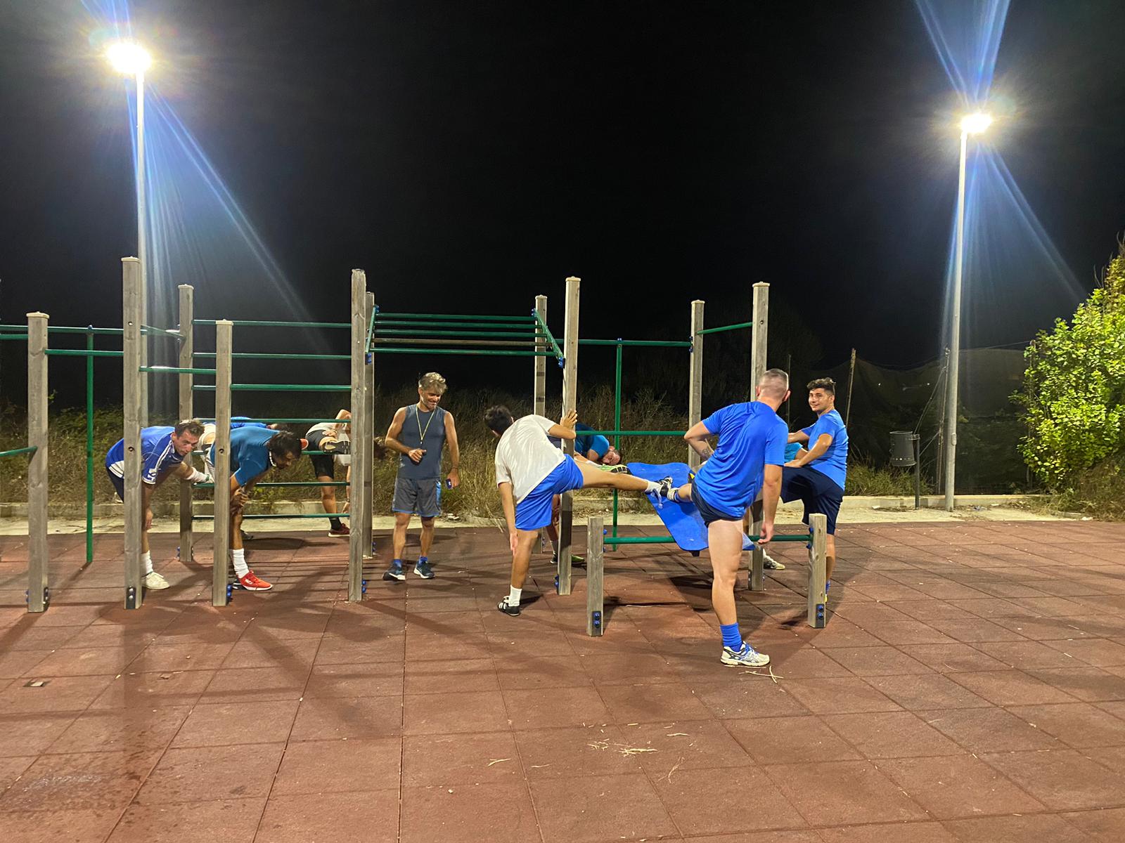 Non c’è la luce allo stadio di Strasatti, l’Asd Bosco si sposta in piazza per allenarsi