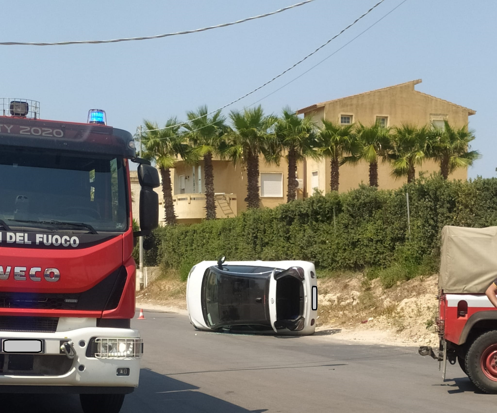 Marsala: incidente in via Mazara, si ribalta un’auto