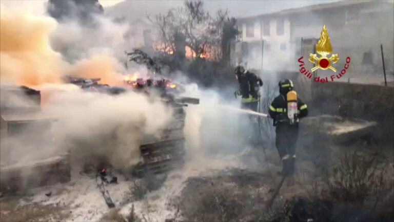 Una sessantina di interventi per gli incendi tra Nuoro e Cagliari