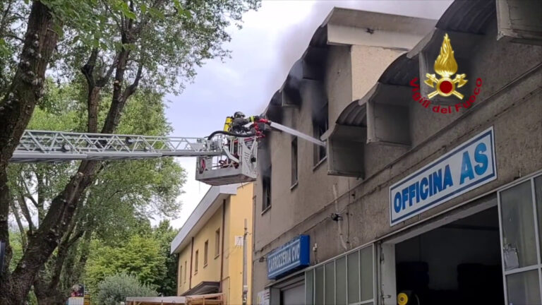 Incendio uffici nella zona industriale a Trieste, in corso spegnimento