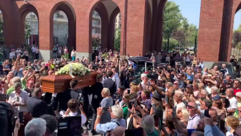 Funerali di Toto Cutugno a Milano, fan cantano “L’italiano”
