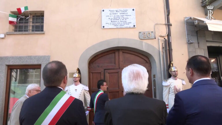 Mattarella alla scopertura di una targa dedicata ad Altiero Spinelli