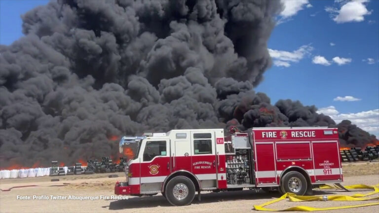 In fiamme deposito di plastica in New Mexico, nube nera minaccia città