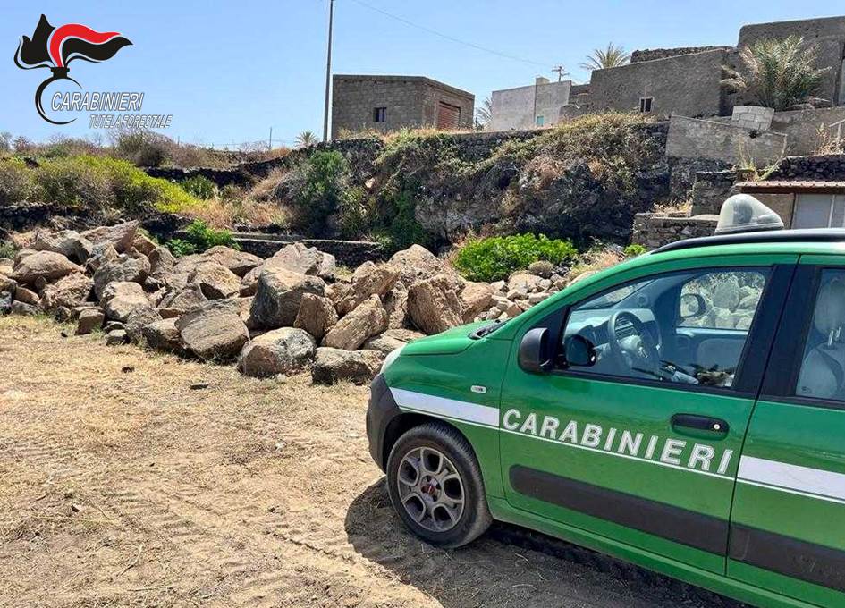 Brucia sterpaglie a Pantelleria violando il divieto: mille euro di sanzione