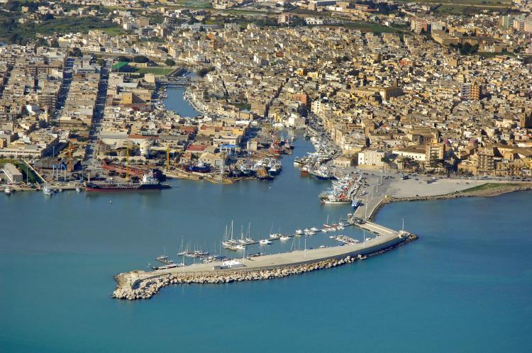 Mazara, al porto va a fuoco un peschereccio, tanta paura ma incolume l’equipaggio