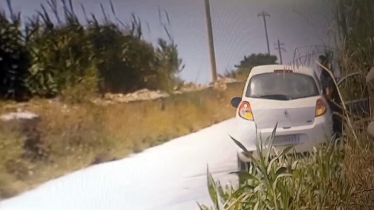 Abbandono di rifiuti dall’auto a Petrosino: “Vi ricordiamo la confisca del mezzo”