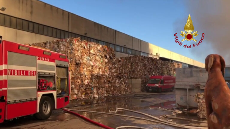 Incendio in un’azienda di rifiuti nel napoletano, le immagini