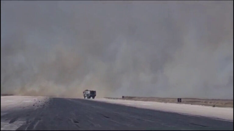 Incendio nel Trapanese, il fumo invade la pista dell’aeroporto