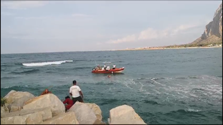 Le correnti la trascinano via, turista salvata dalla Guardia Costiera a San Vito