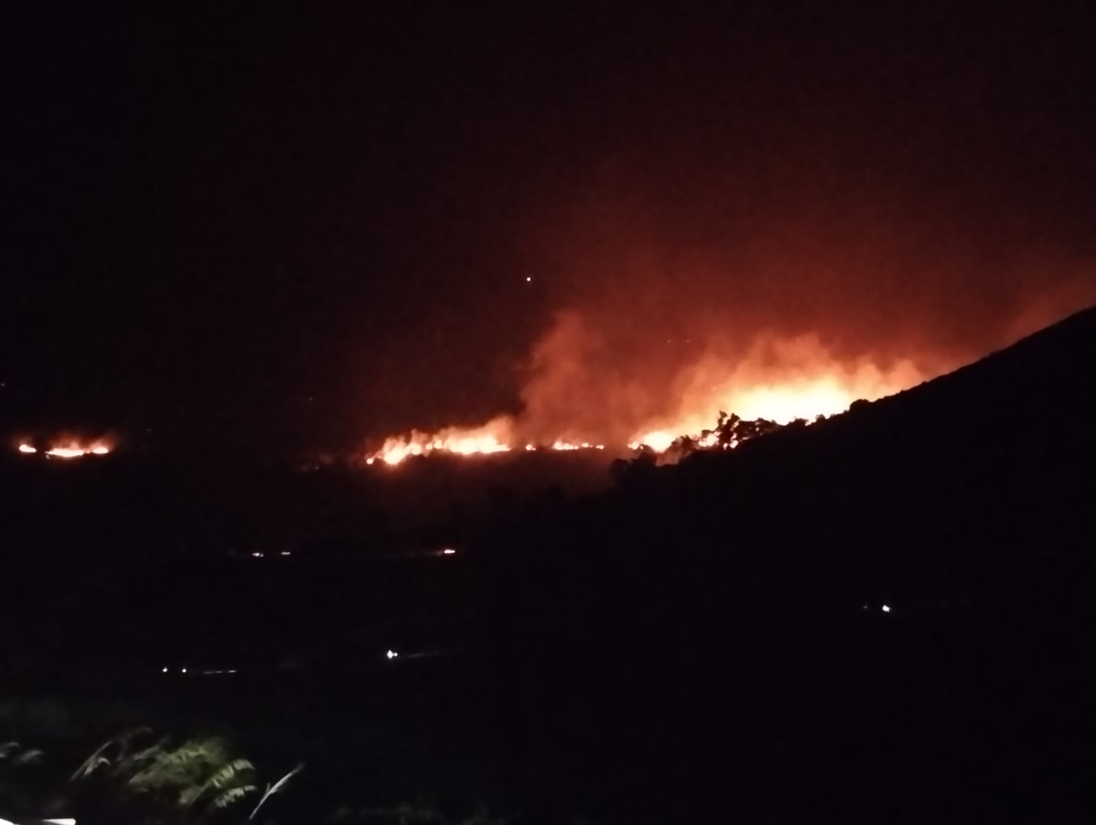 Dopo gli incendi, in Sicilia si temono frane e alluvioni. Il governo ai sindaci: “Vigilino su fiumi e torrenti”