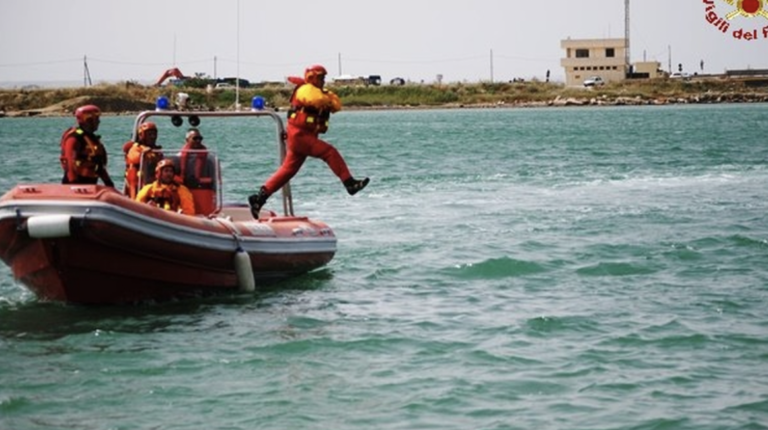 Barca a vela arenata, turisti salvati dall’unità navale dei Vigili del Fuoco di Trapani