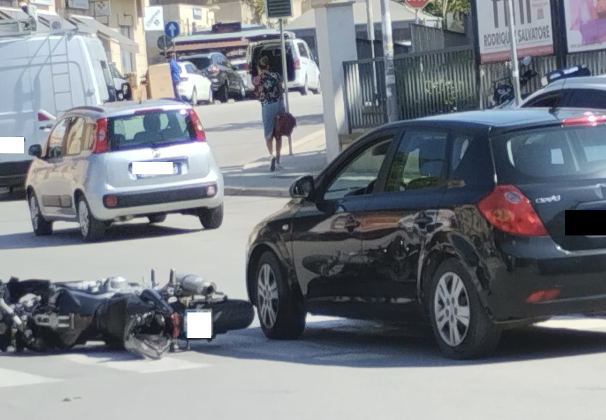 Incidente a Marsala: in Piazza Inam si scontrano auto e moto