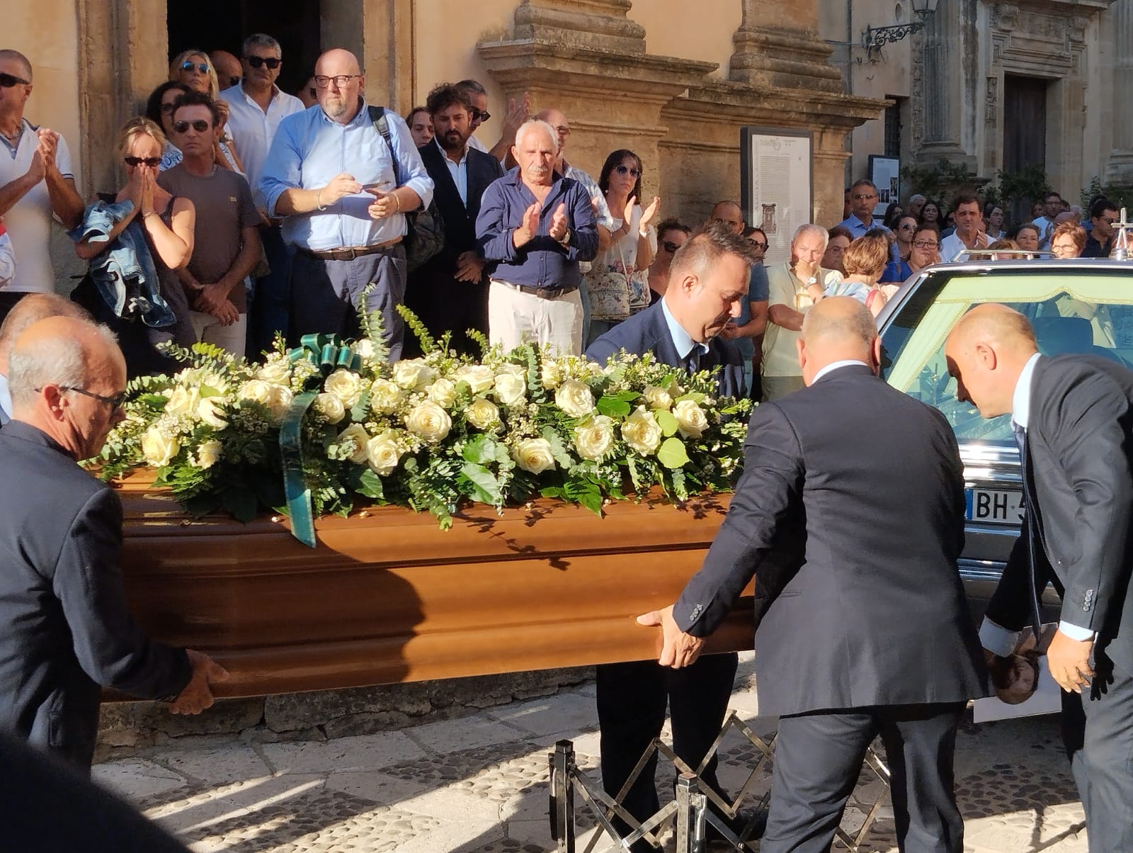 Gli strazianti funerali di Marisa Leo: “Educate gli uomini alla gentilezza”