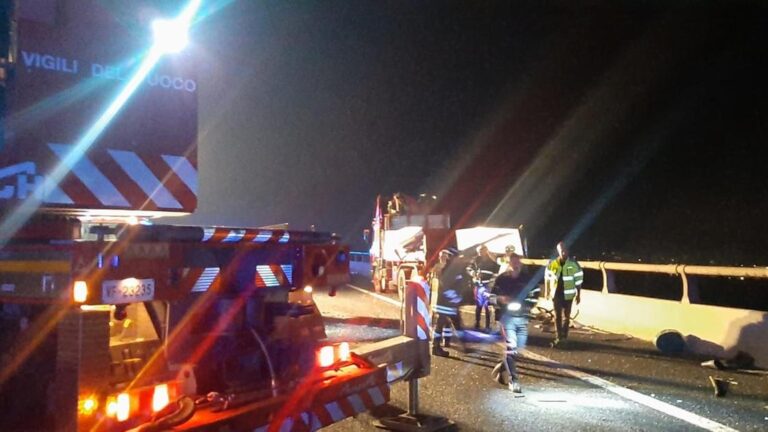 Scontro sull’A1 fra un tir e un bus di migranti dalla Sicilia. Morti 2 autisti, 25 i feriti