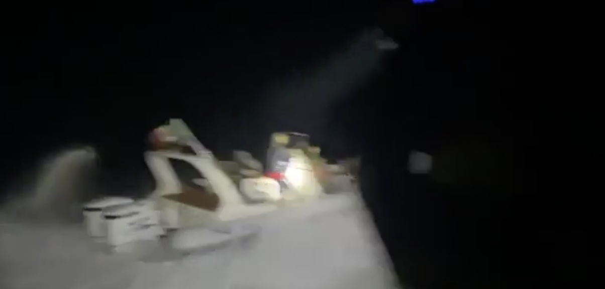 Guardia costiera insegue gommone con migranti diretti a Marsala. VIDEO