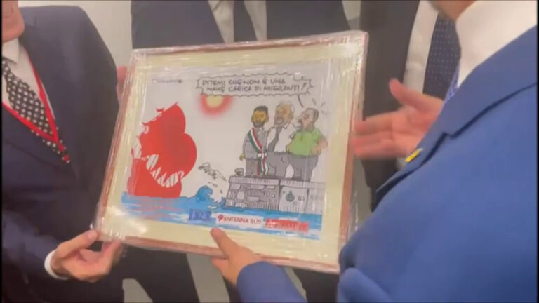 Emiliano e Decaro regalano a Salvini una vignetta sui migranti
