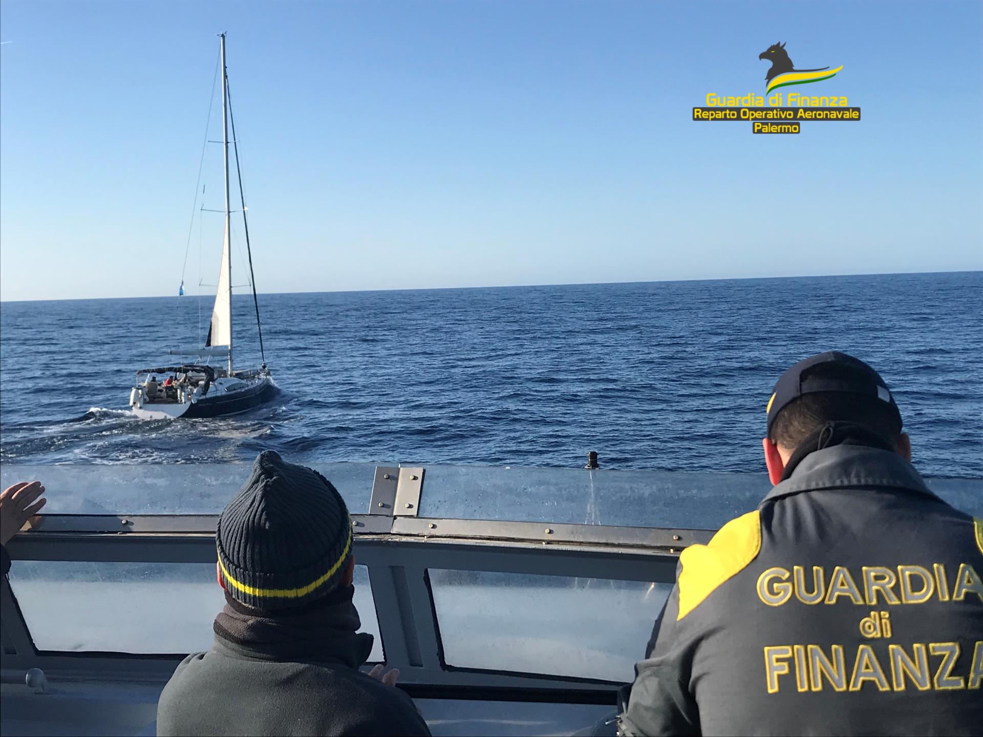 Barche turistiche per le Egadi senza autorizzazioni sul cibo e con lavoratori in nero, maximulta