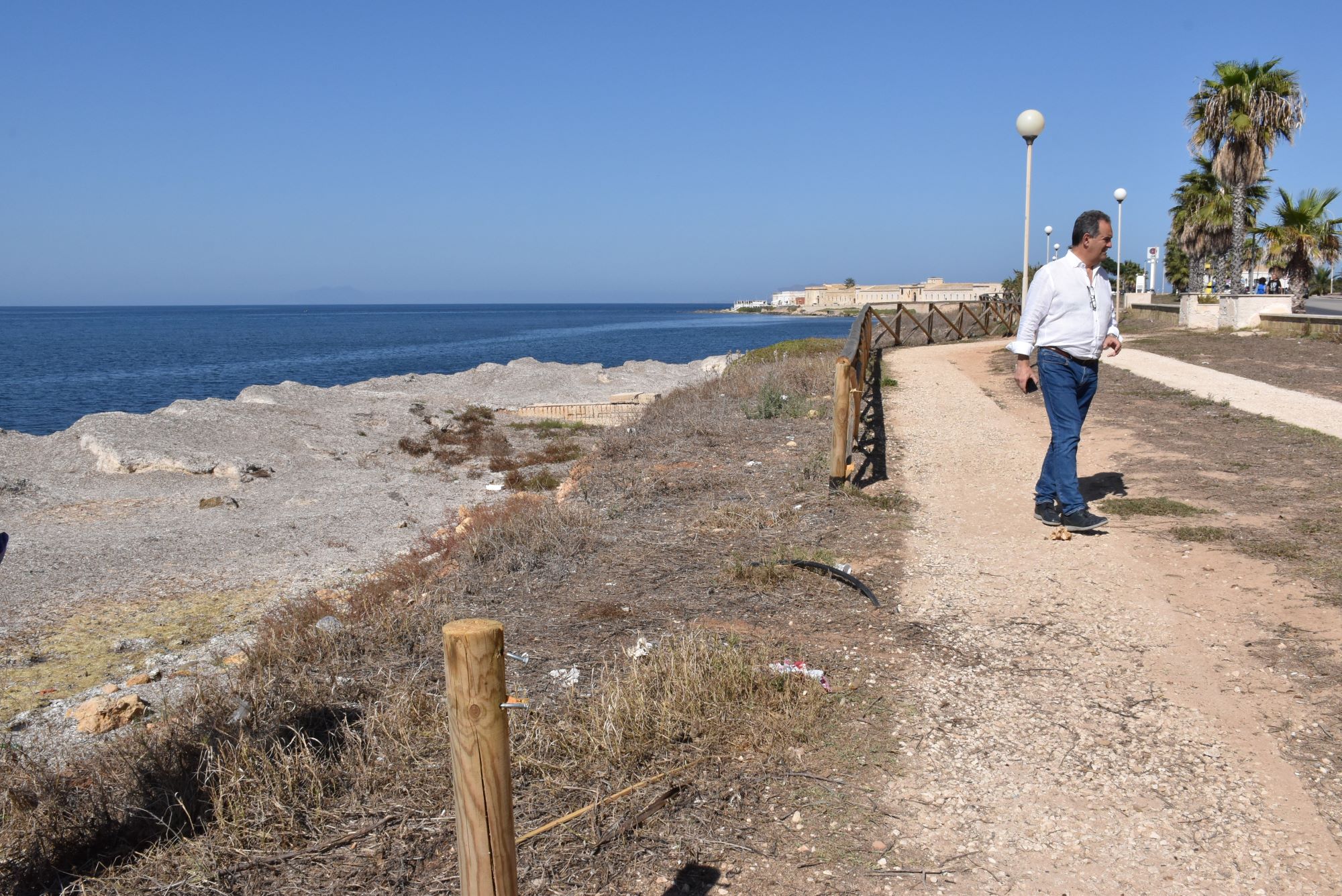 Danneggiata la staccionata del Lungomare di Marsala e alcuni giochi del Parco