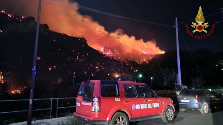 Palermo e Messina nella morsa dello scirocco e degli incendi. Nel week end pioggia e fresco