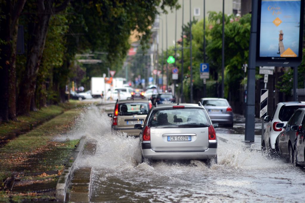 Maltempo a Milano, esondato il Seveso a Niguarda. Allagati sottopassi