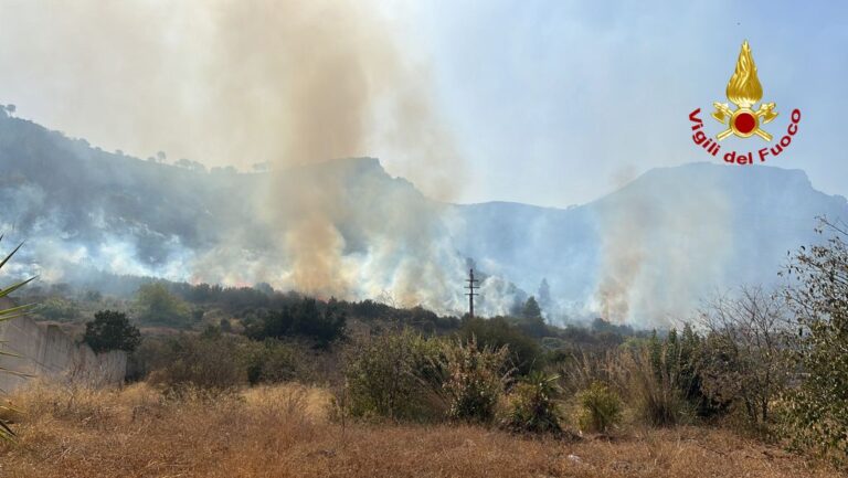 Incendi in provincia di Palermo, nel messinese case evacuate