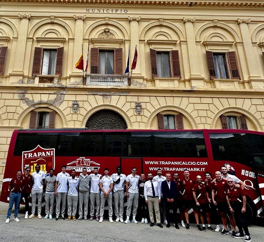 Pallacanestro, la Trapani Shark ricevuta a Palazzo Municipale