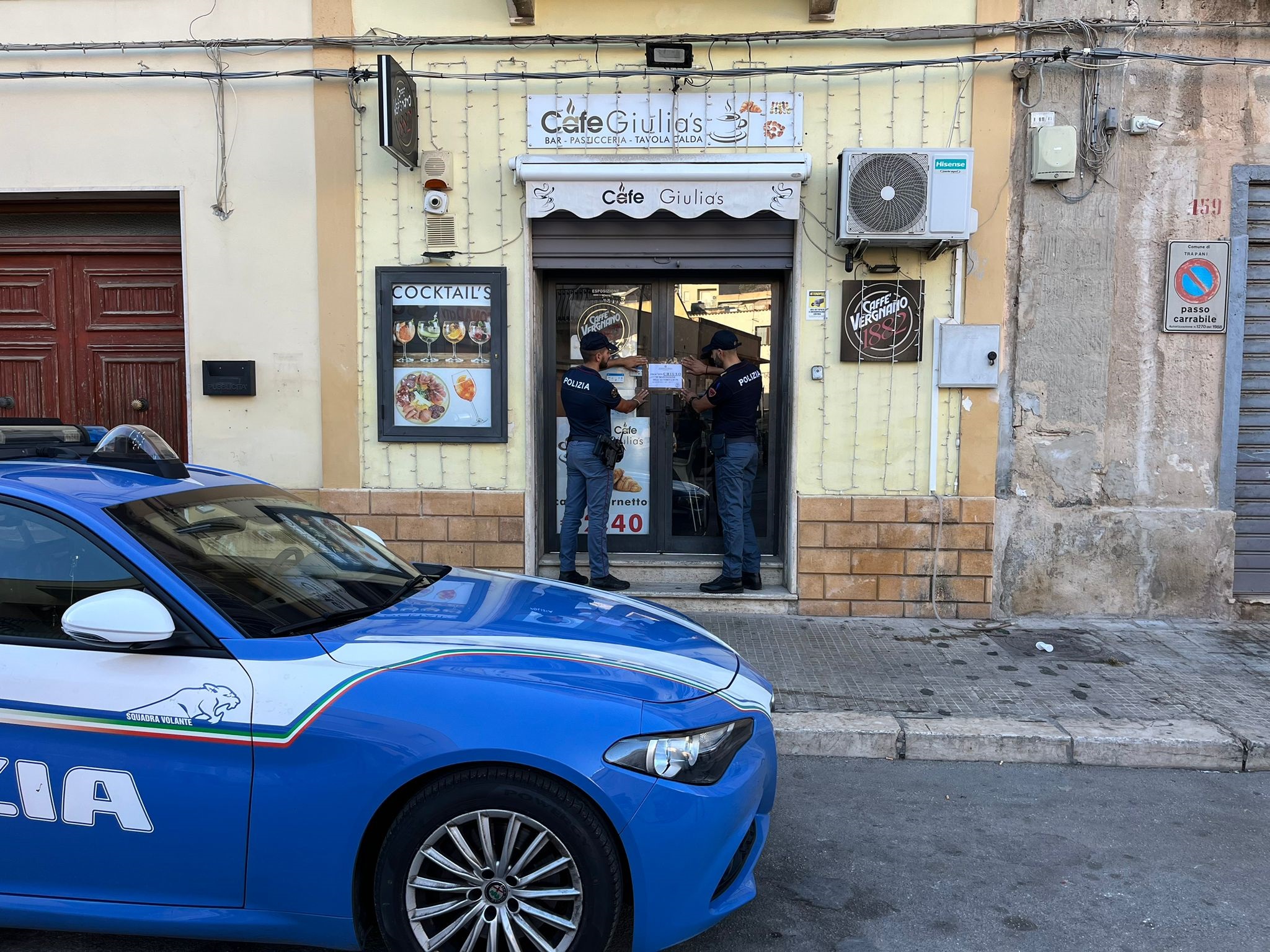 Musica alta e festa in strada, denunciato il titolare di un bar trapanese