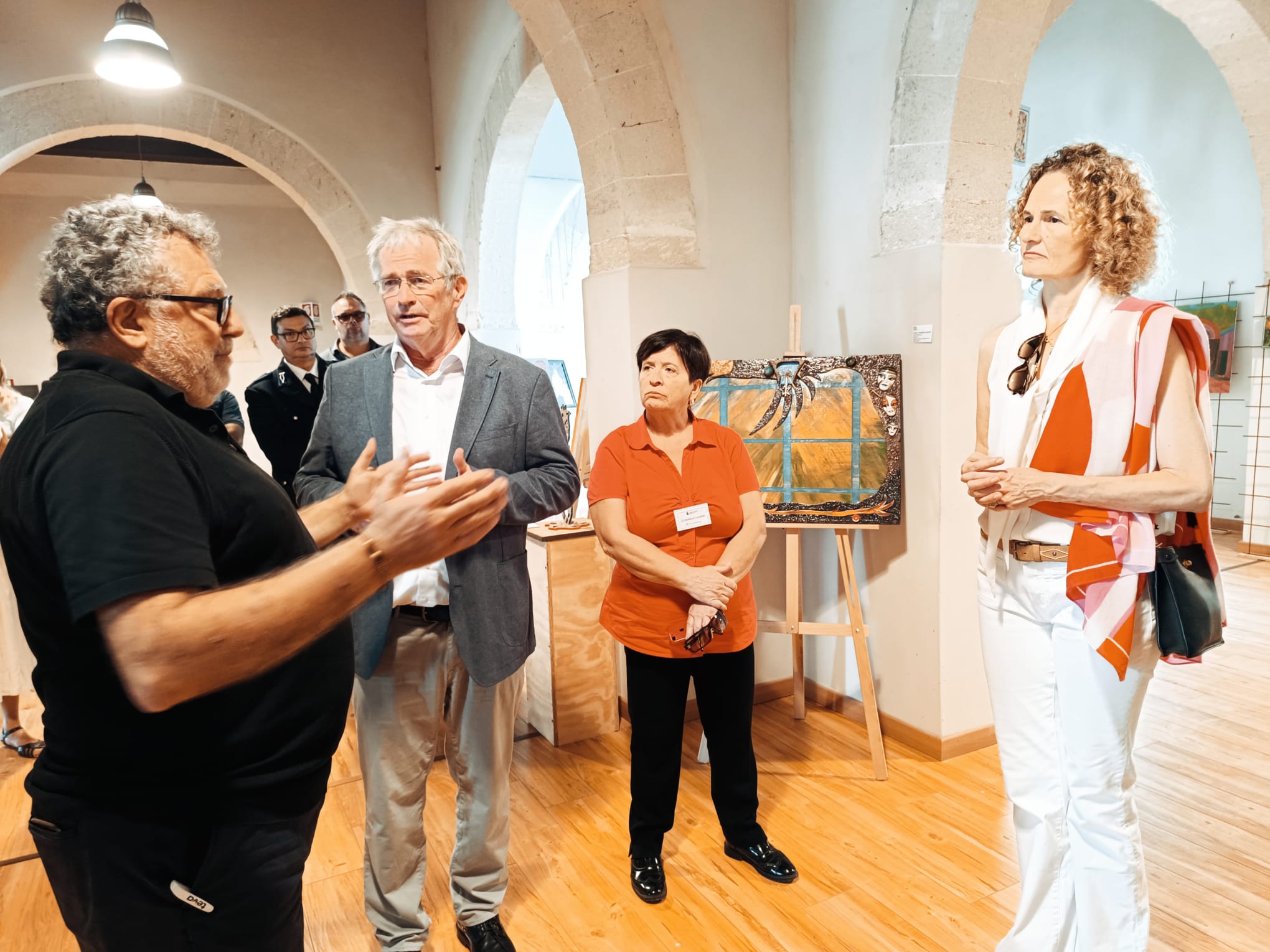 La Principessa del Liechtenstein alle Egadi, visita la mostra dei detenuti. VIDEO