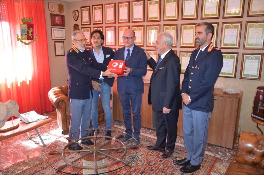 L’Asp consegna defibrillatore alla Questura di Trapani