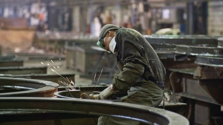 Produzione industriale in lieve crescita ad agosto