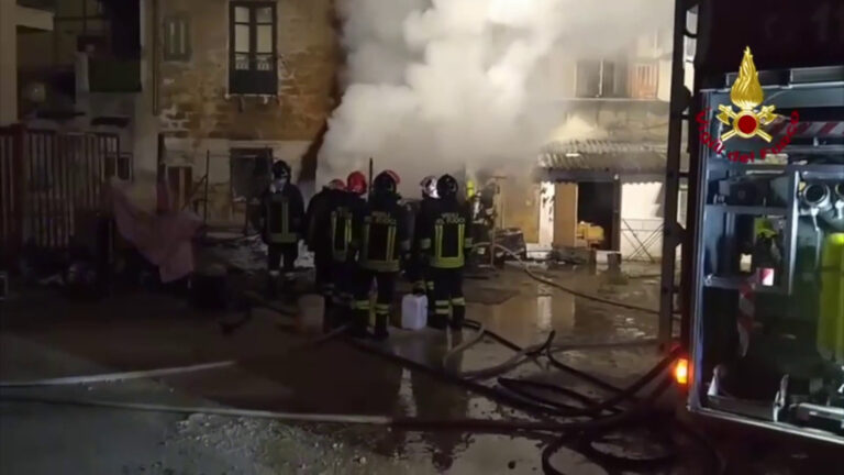 Incendio al Villaggio Santa Rosalia di Palermo, distrutto un deposito