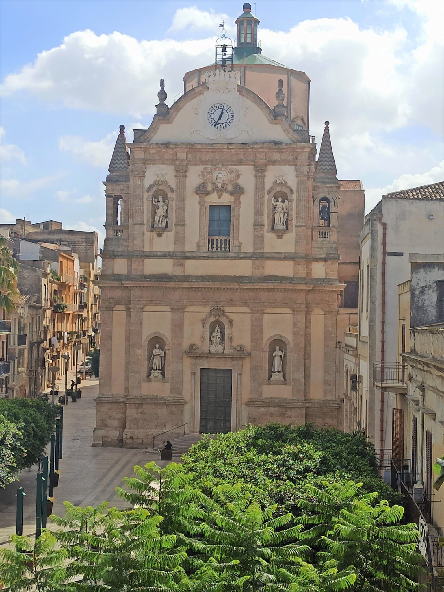 Ad Alcamo orologio e campane dei Gesuiti tornano in funzione. Il Teatro chiuso, Surdi: “Facciamo luce sull’accaduto”