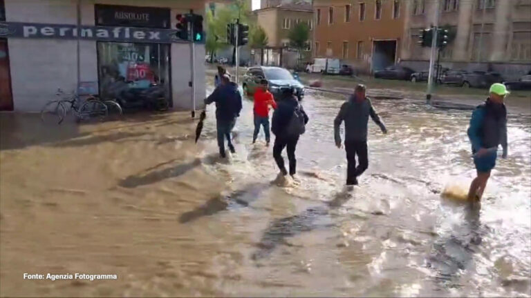 Maltempo, Milano finisce sott’acqua. Esonda il Seveso. Le immagini