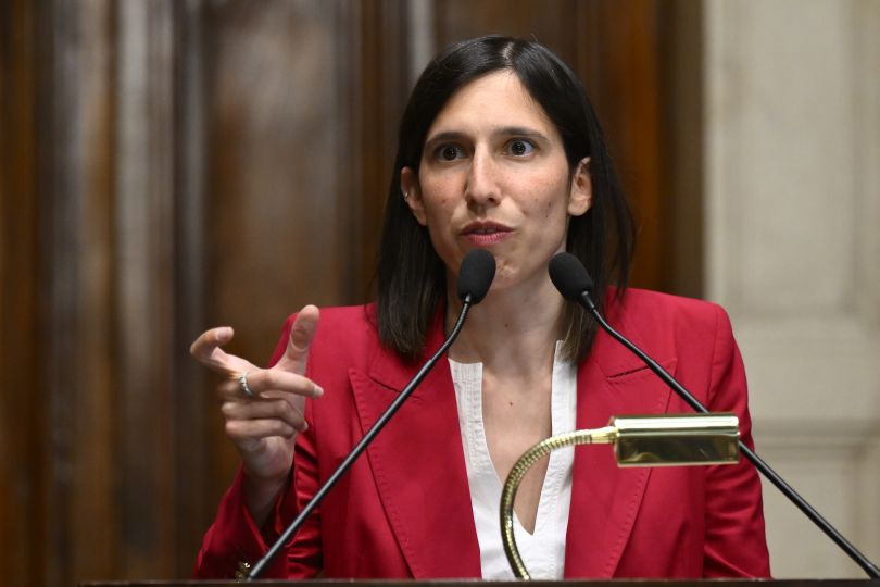 Schlein “Governo dei complotti, Crosetto se sa riferisca”