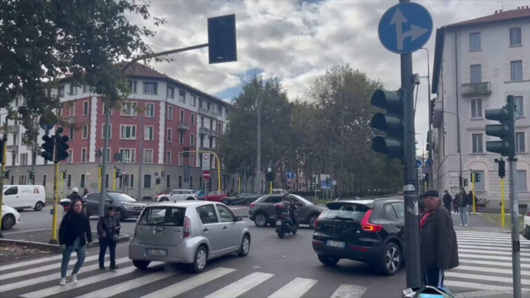 Milano, semafori spenti alla Bocconi e traffico in tilt