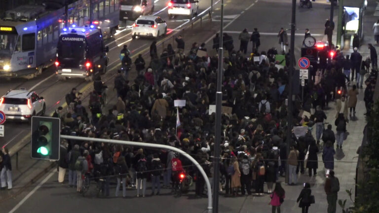 Milano, manifestazione contro i femminicidi per le strade del centro