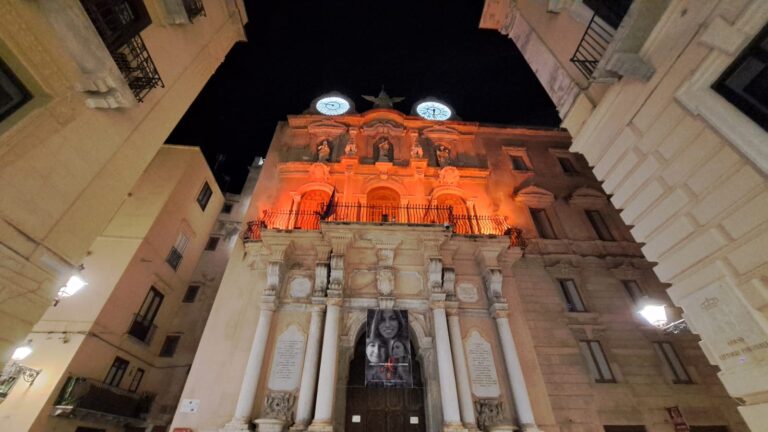 Trapani: un banner contro la violenza sulle donne a Palazzo Cavarretta