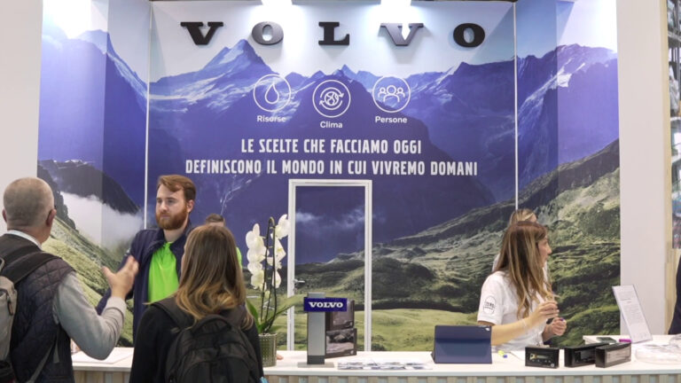 Volvo Trucks verso la neutralità climatica, tappa a Ecomondo