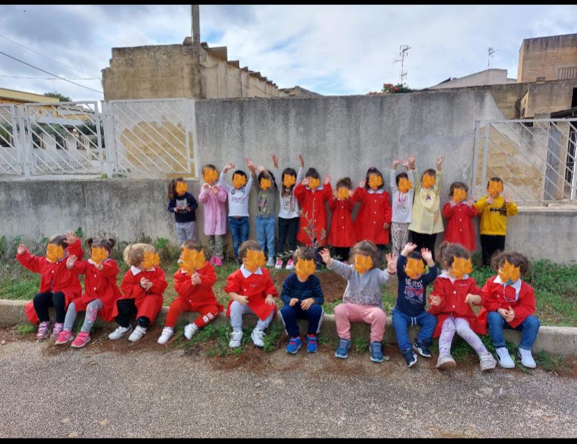 I piccoli del “Giovanni Paolo II” di Marsala celebrano l’albero