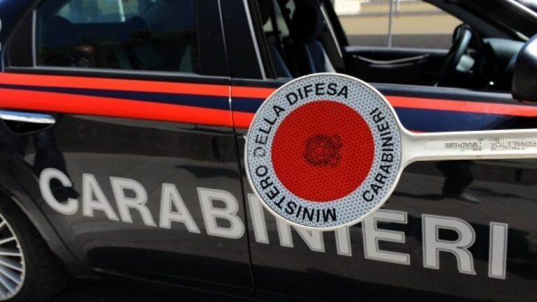 Mazara: non si fermano all’alt con l’auto rubata e fanno incidente, due denunce