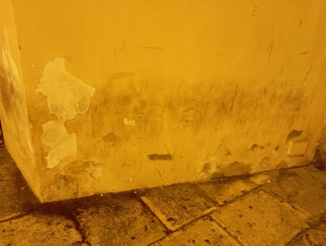 Marsala: “Deturpa il decoro urbano”, ma i muri di Porta Garibaldi sono sporchi e rovinati