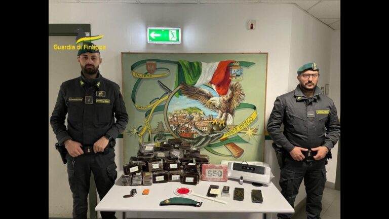 Sequestrati a Palermo 30 Kg di hashish e 1 Kg di cocaina, 3 arresti