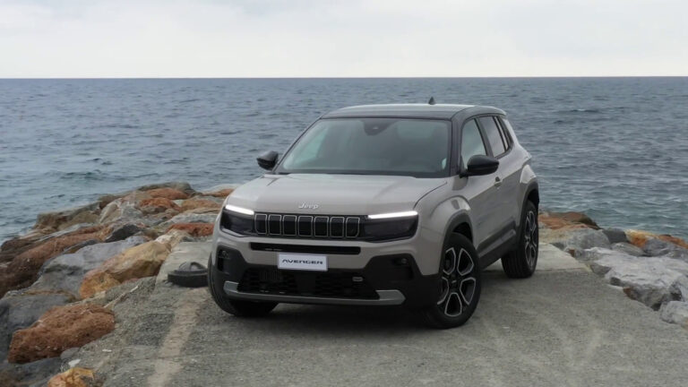 Jeep Avenger 2024 e-hybrid, il piacere della guida si rinnova