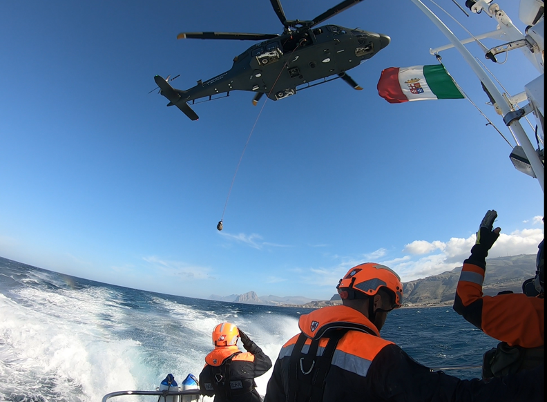 Soccorso dei naufraghi in mare, Guardia Costiera e Aeronautica si esercitano nelle coste trapanesi